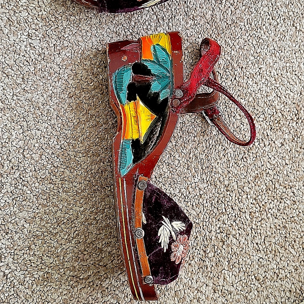 Vtg 50s Carved Wood Embroidered Velvet Sandals 5.5 - Picture 4 of 9